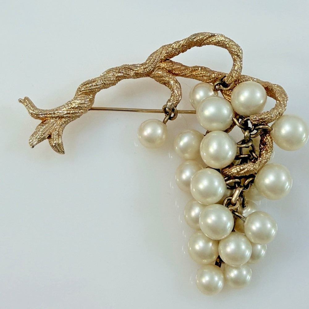 Vintage Faux Pearl Grape Cluster Dangle Brooch Gold Tone Figural Pin 2.25"